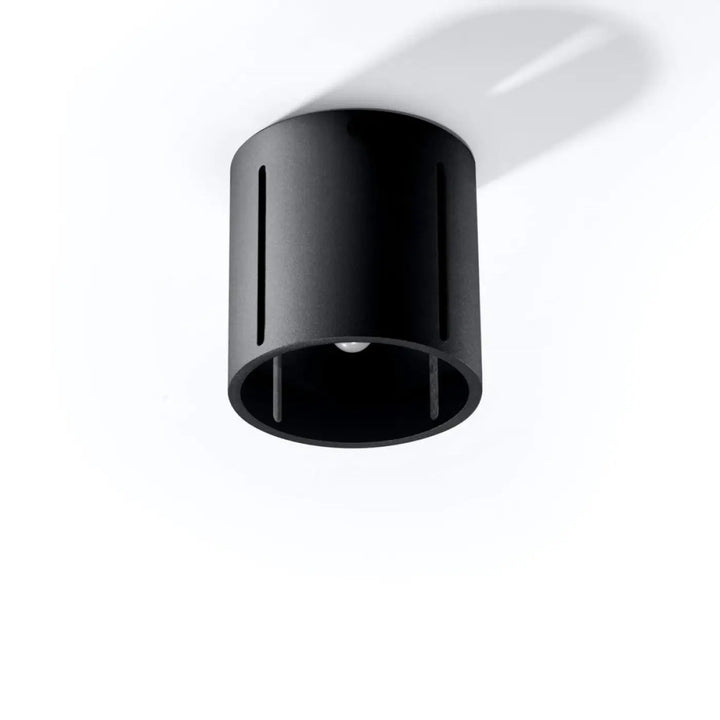 Plafonnier inez noir cylindrique en aluminium avec perforation linéaire créant un spectacle lumineux raffiné