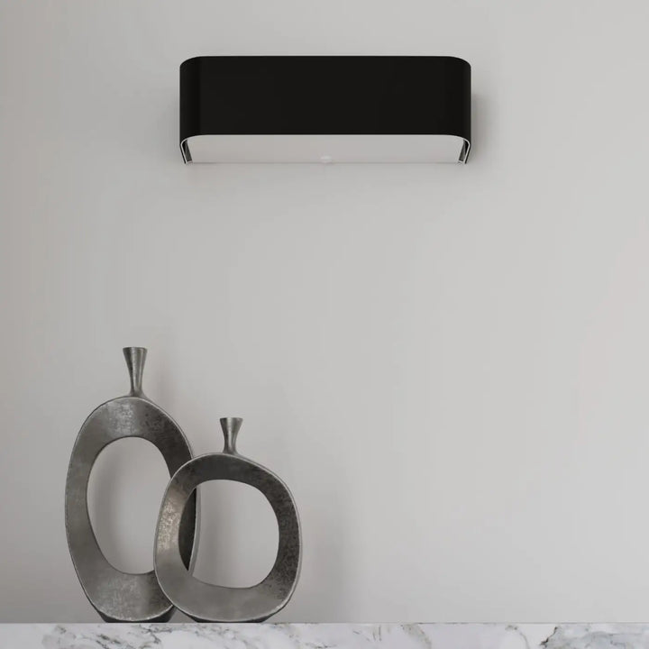Luminaire plafonnier lokko 45 noir avec forme contrastante définissent et contour distinct en métal élégant
