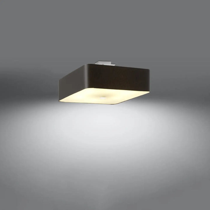 Luminaire plafonnier lokko 45 noir avec forme contrastante définissent et contour distinct en finition mate noire diffuse une lumière chaude
