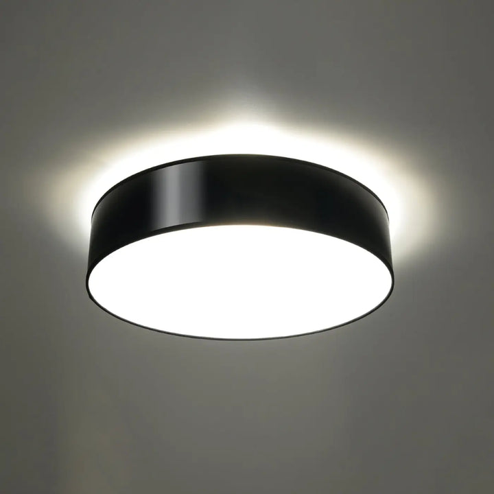 Plafonnier rond arena 55 noir avec éclairage polyvalent et forme riche au centre lumineux blanc éclatant