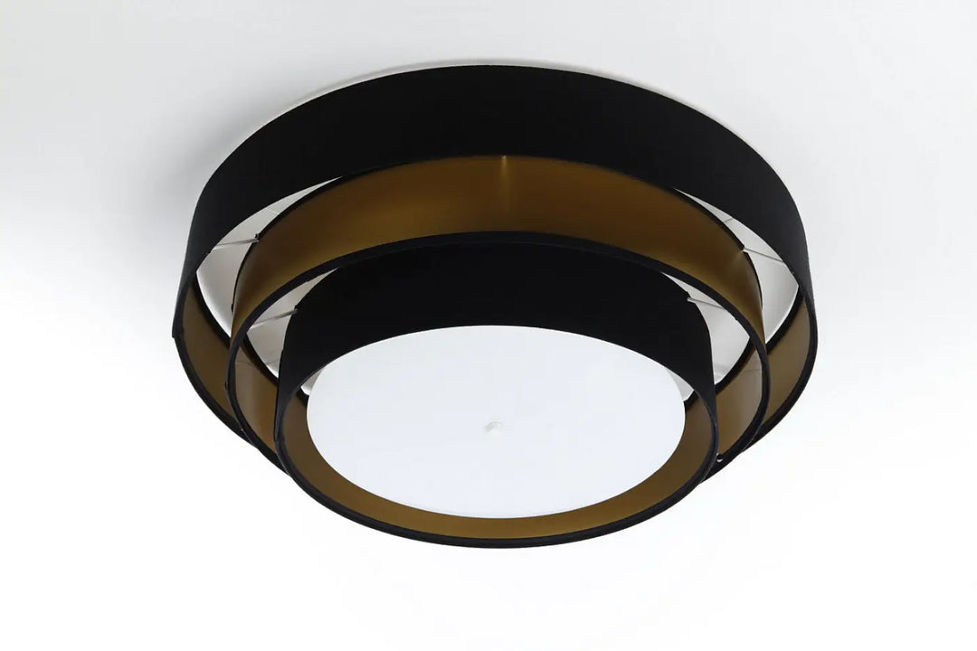 Luminaire plafonnier noir triniti elegant avec anneaux concentriques noirs et dorés autour d’un diffuseur blanc circulaire