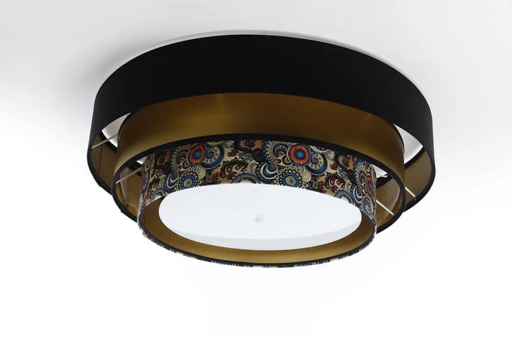 Luminaire plafonnier noir triniti elegant avec anneau extérieur noir, bande intérieure dorée et abat-jour en tissu paisley multicolore