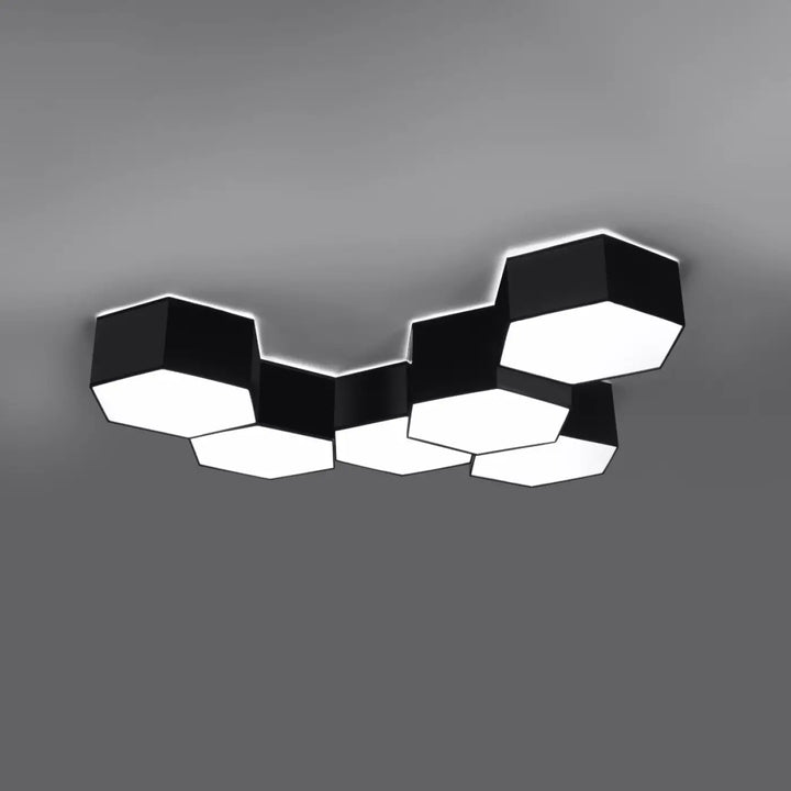 Luminaire plafonnier sunde 15 noir avec panneaux blancs éclairés en formes géométriques hexagonales modernes