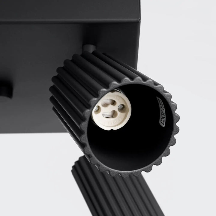 Luminaire plafonnier karbon 4 noir en aluminium nervuré avec douille ampoule e27 design minimaliste