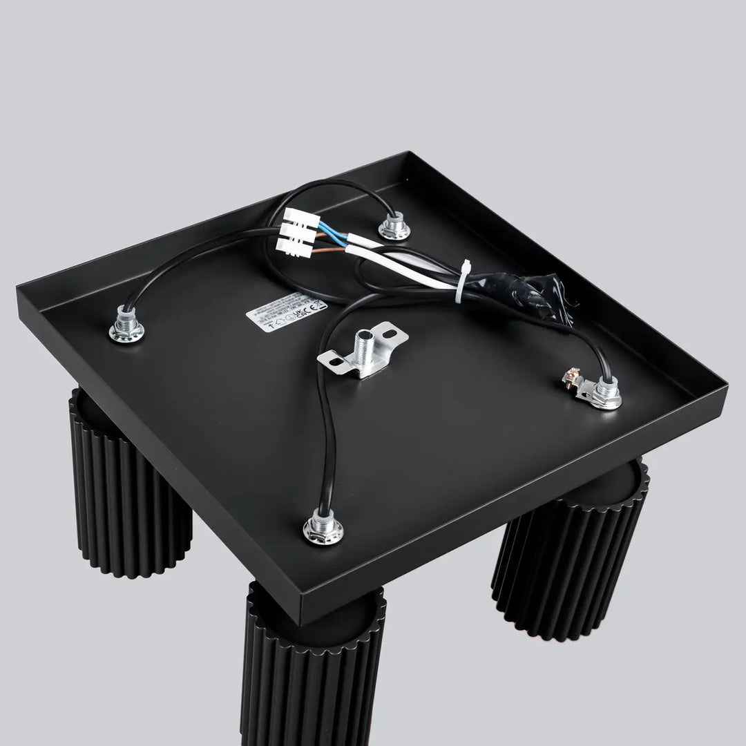 Plafonnier karbon 4 noir design minimaliste avec pieds cylindriques côtelés et ampoules gu10 interchangeables visibles