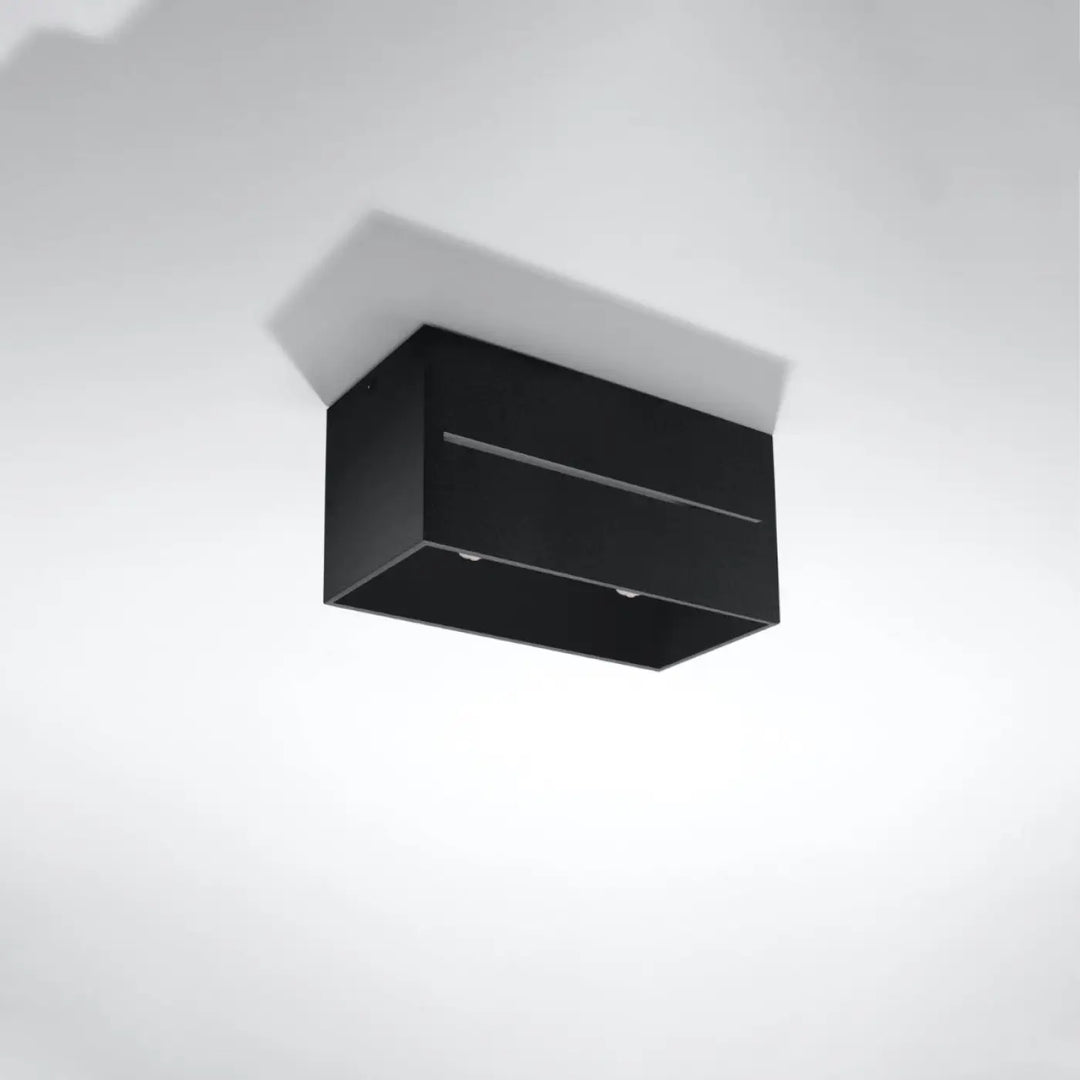 Plafonnier lobo 2 noir avec design moderne et perforation linéaire pour un spectacle lumineux élégant