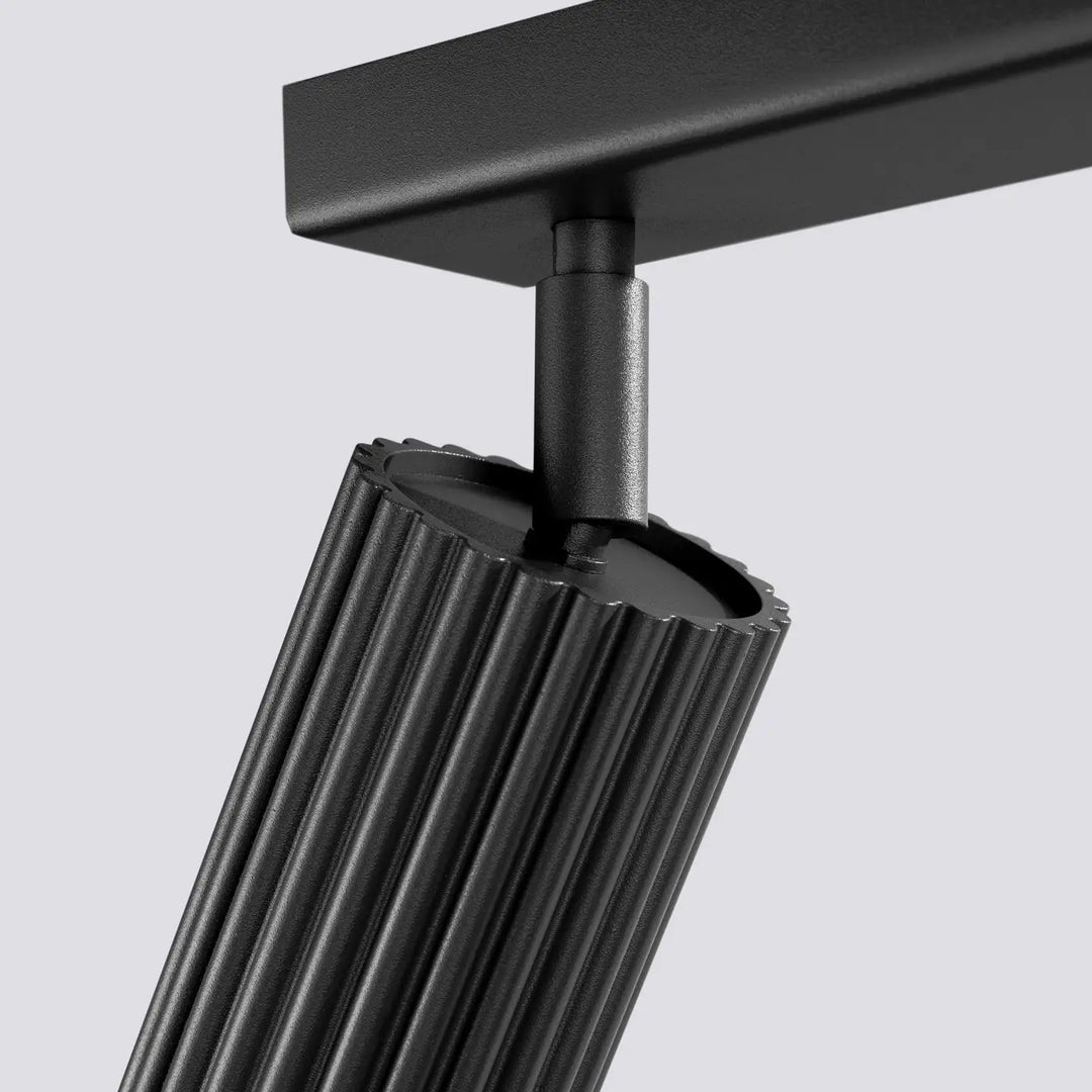 Plafonnier karbon 6l noir avec finition mate en métal, corps cylindrique à rainures verticales et ampoules gu10 interchangeables design minimaliste