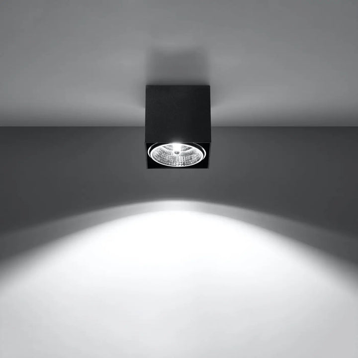 Plafonnier blake noir carré encastré avec lentille texturée claire diffusant une lumière blanche brillante dans une forme minimaliste moderne