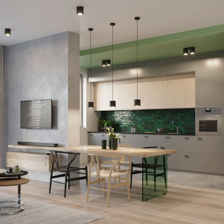 Plafonnier orbis 2 noir suspendu avec bois naturel dans une cuisine moderne aux armoires blanches et crédence verte