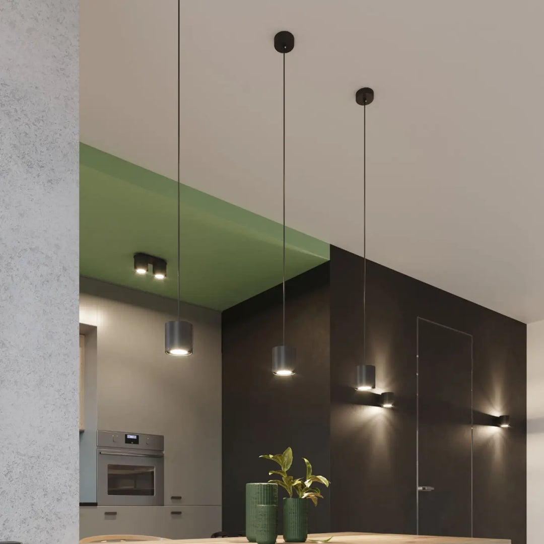 Luminaire plafonnier orbis 2 noir avec trois suspensions cylindriques en métal mat et cordons noirs suspendues au plafond