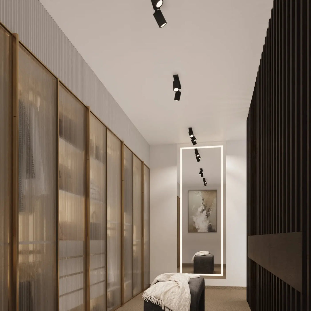 Plafonnier karbon allie design minimaliste avec ampoules gu10 interchangeables noir à têtes ajustables sur plafond blanc