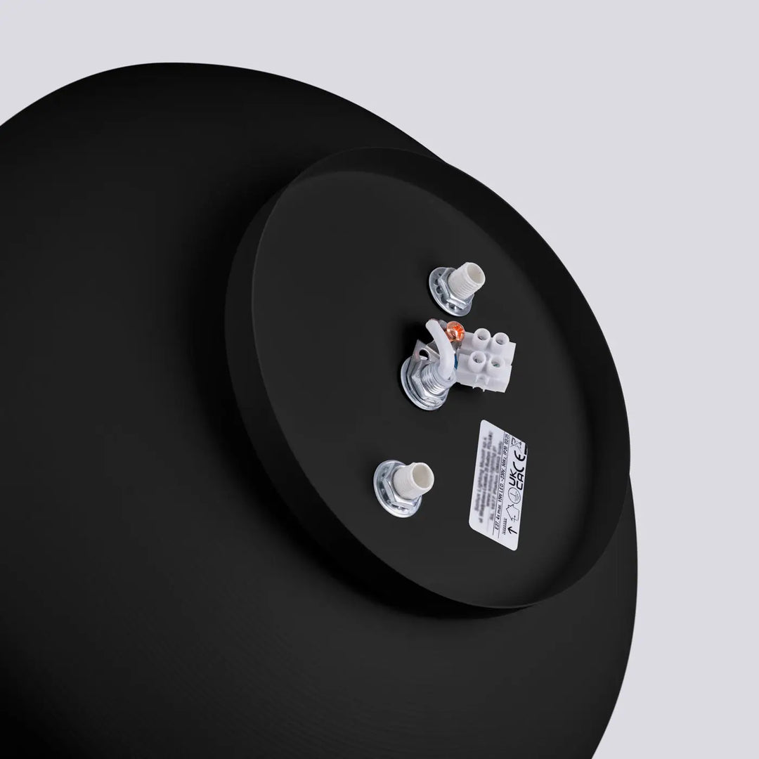 Plafonnier omiq noir avec finition mate et connecteurs électriques visibles allie simplicité et design exceptionnel