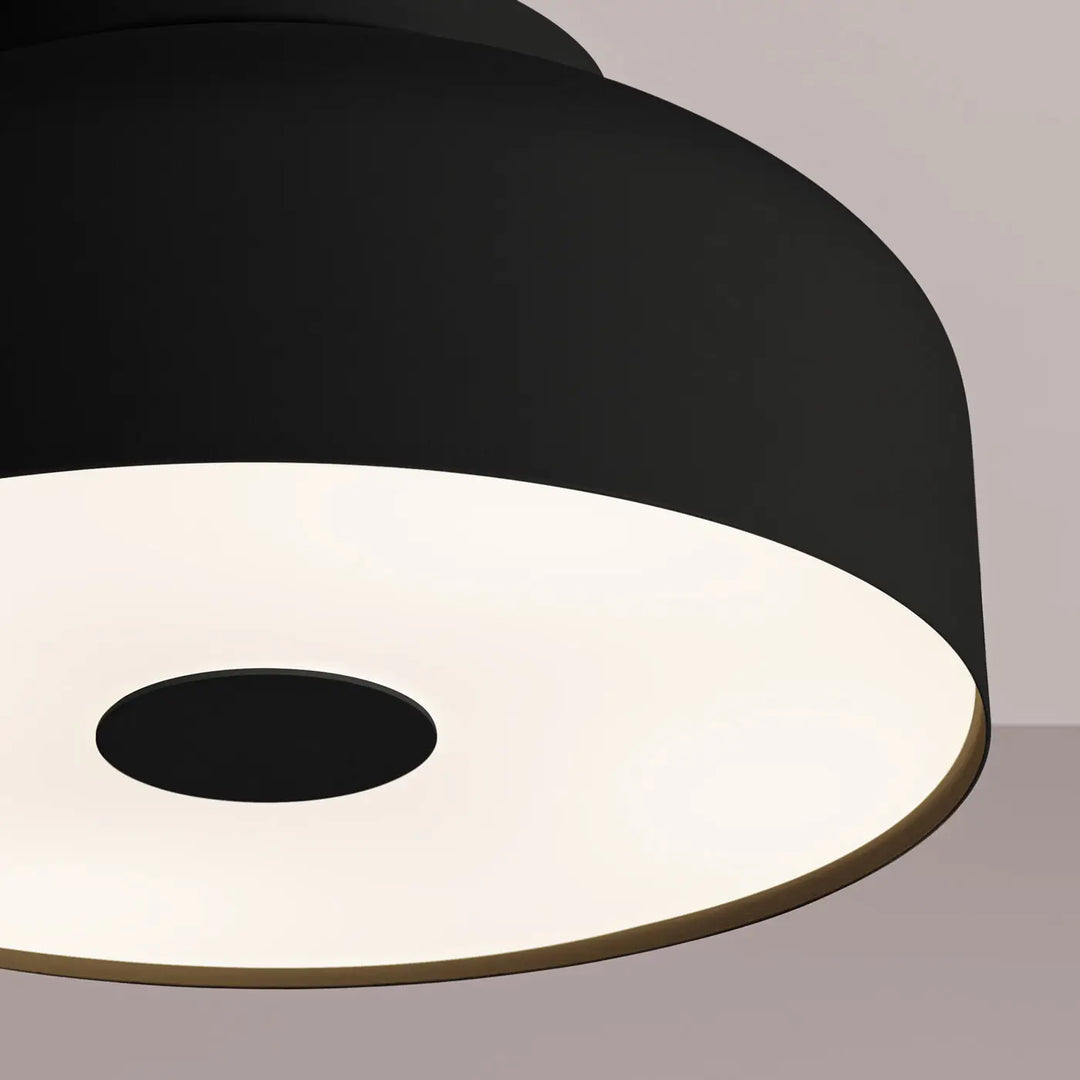 Plafonnier omiq noir mat avec anneau lumineux blanc central qui allie simplicité et design exceptionnel