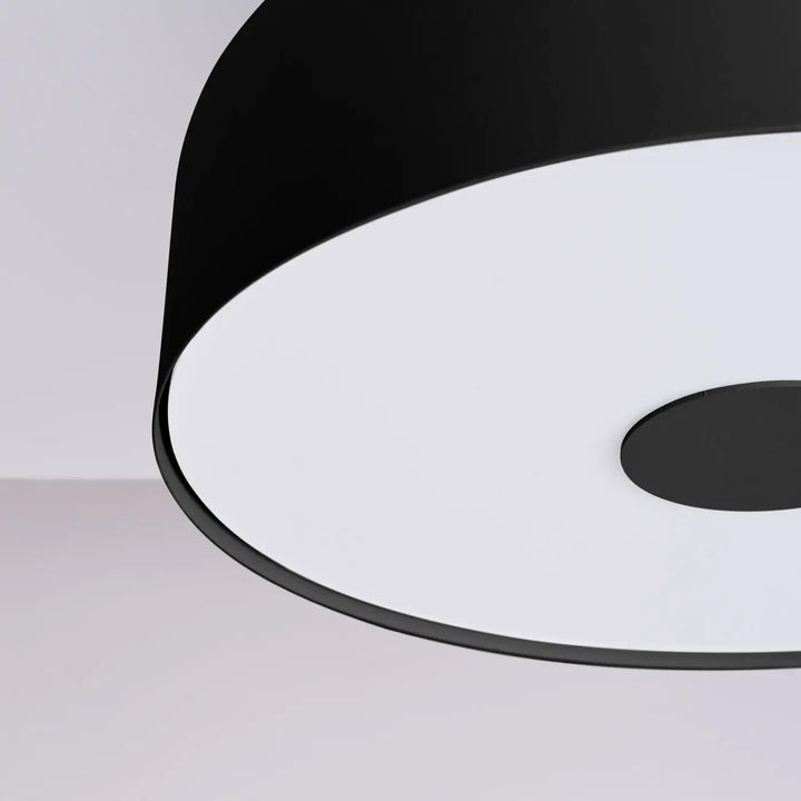 Luminaire plafonnier omiq noir allie simplicité et design exceptionnel avec son éclairage moderne en noir et blanc minimaliste