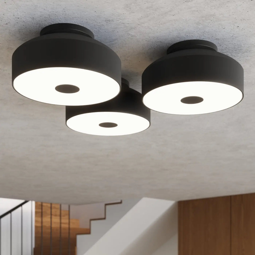 Plafonnier omiq noir circulaire moderne avec trois ampoules allie simplicité et design exceptionnel