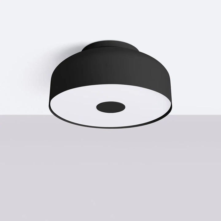 Plafonnier omiq noir en finition mate avec diffuseur circulaire blanc et design exceptionnel allie simplicité