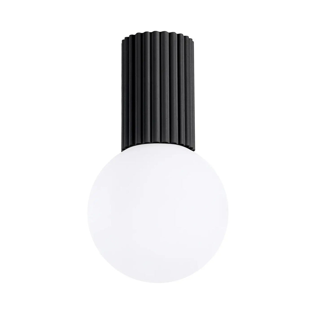 Luminaire plafonnier halo noir avec sphère laiteuse en verre, idéale comme lampe halo bureau décorative