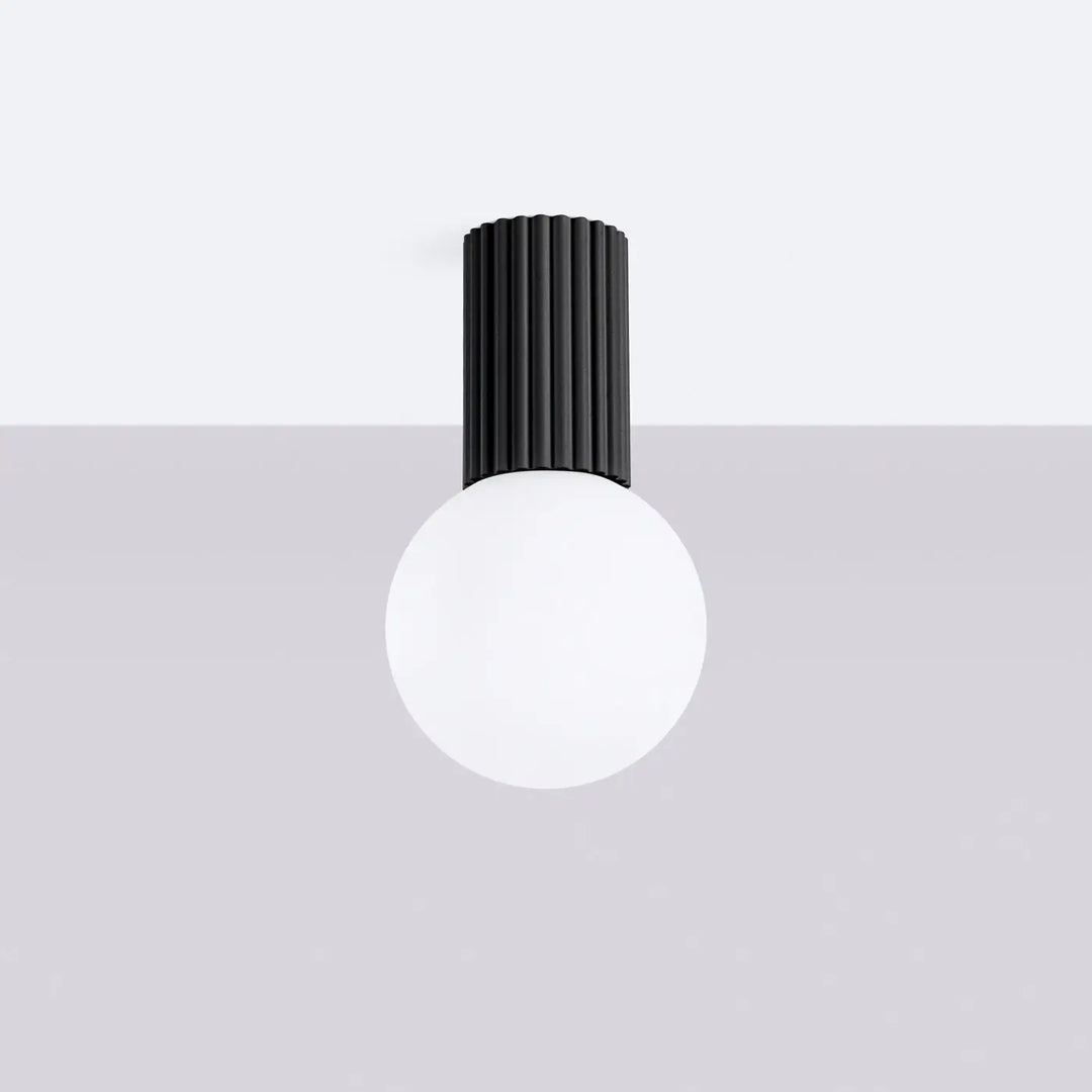 Luminaire plafonnier halo noir avec sphère laiteuse en verre pour une lampe halo bureau décorative élégante