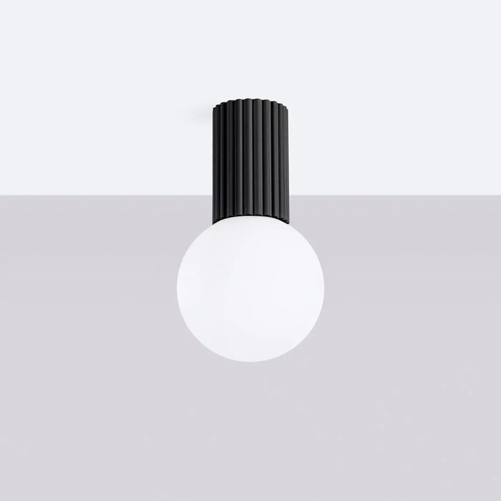 Luminaire plafonnier halo noir avec sphère laiteuse en verre pour une lampe halo bureau décorative élégante
