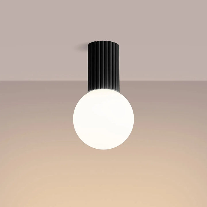 Luminaire plafonnier halo noir avec sphère laiteuse en verre opaque et corps cylindrique pour bureau décorative