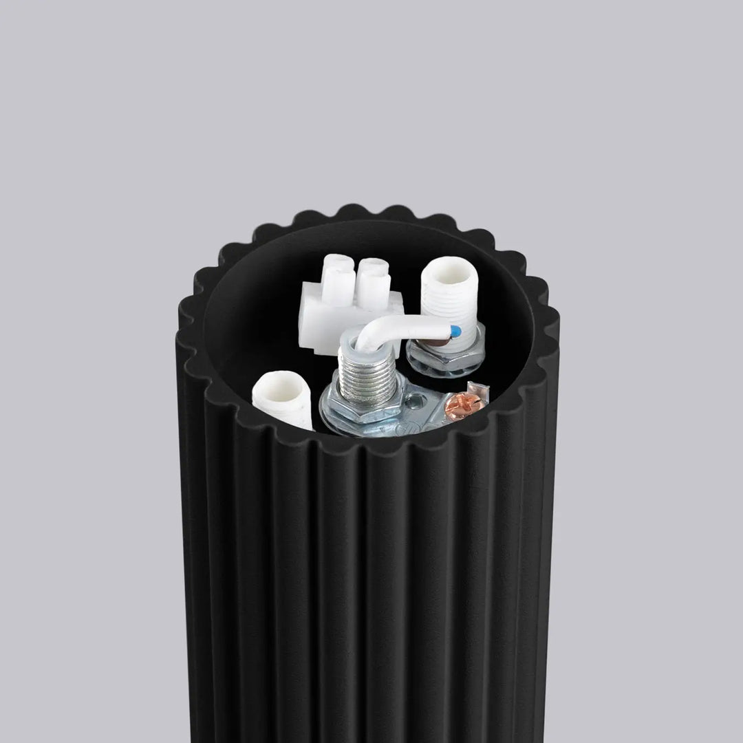 Radiateur cylindrique noir à nervures avec composants internes visibles pour bureau décorative lampe halo sphère laiteuse