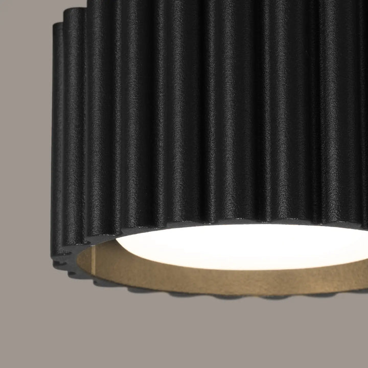 Luminaire plafonnier aura 1 noir avec abat-jour en métal nervuré noir et bord festonné doré forme unique inspirée