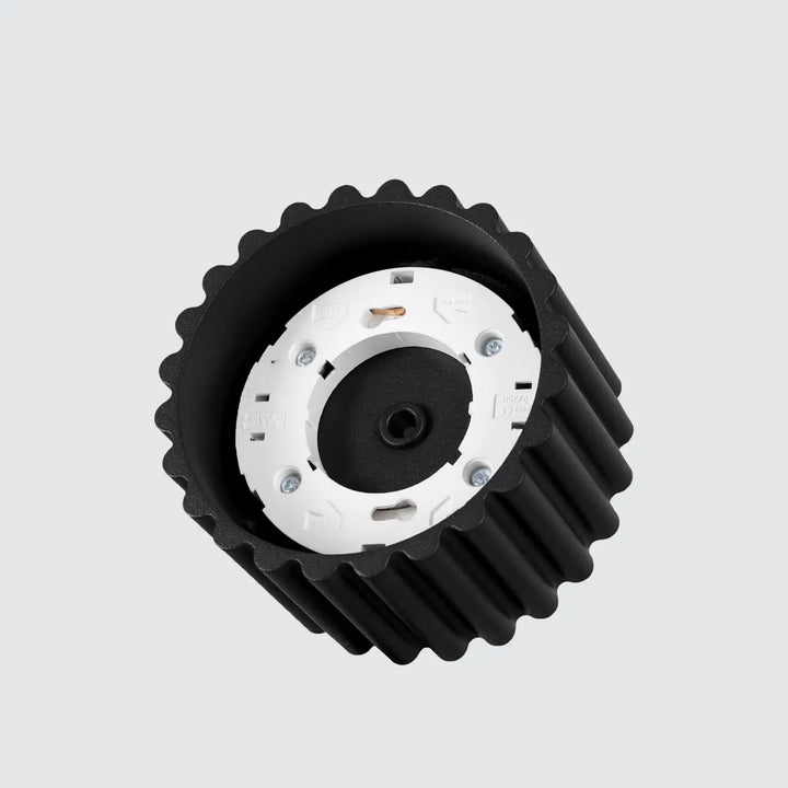 Lumiere plafonnier aura 1 noir en plastique noir et blanc avec une forme unique inspirée et une roue dentée texturée