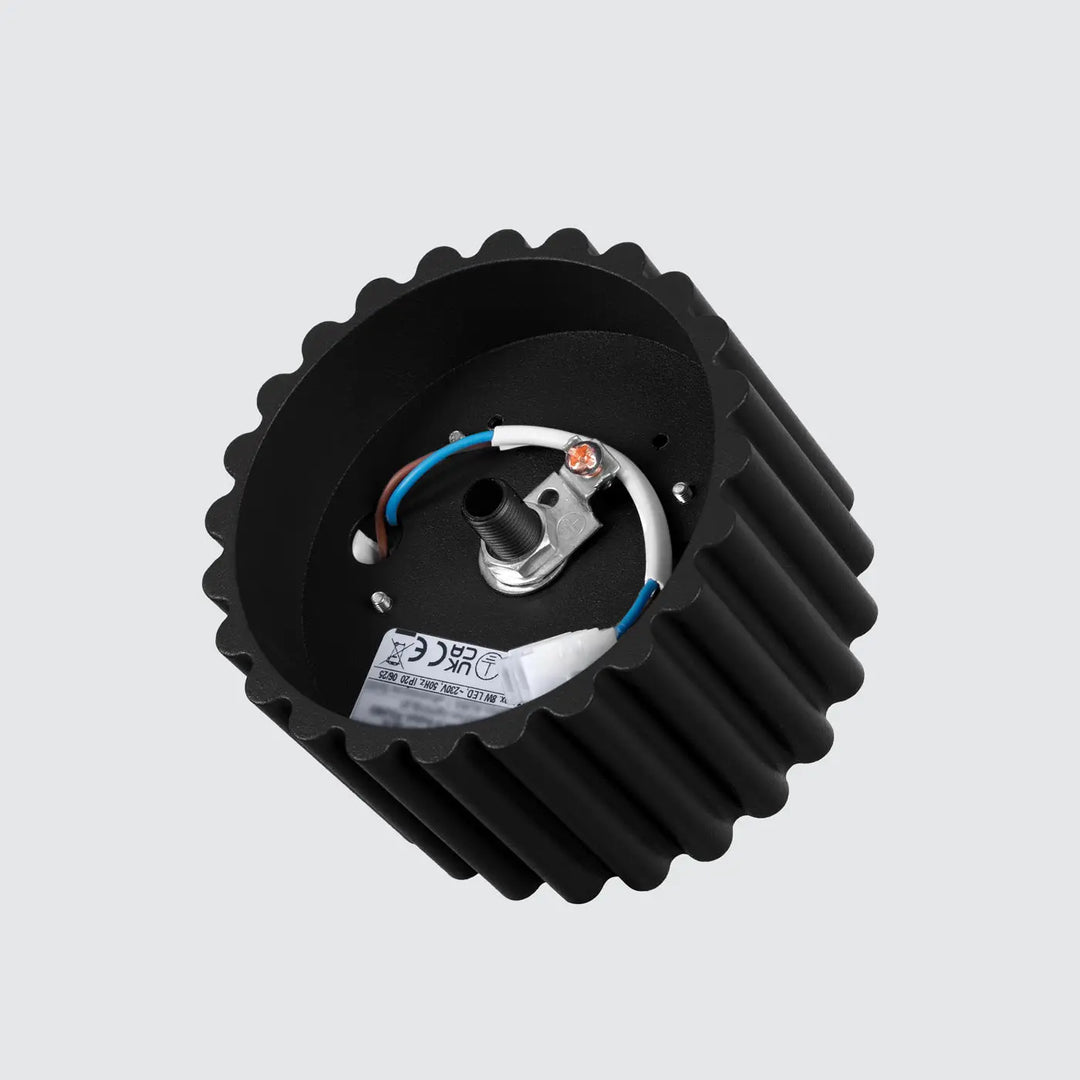 Luminaire plafonnier aura 1 noir avec dissipateur thermique nervuré noir forme unique inspirée vue arrière