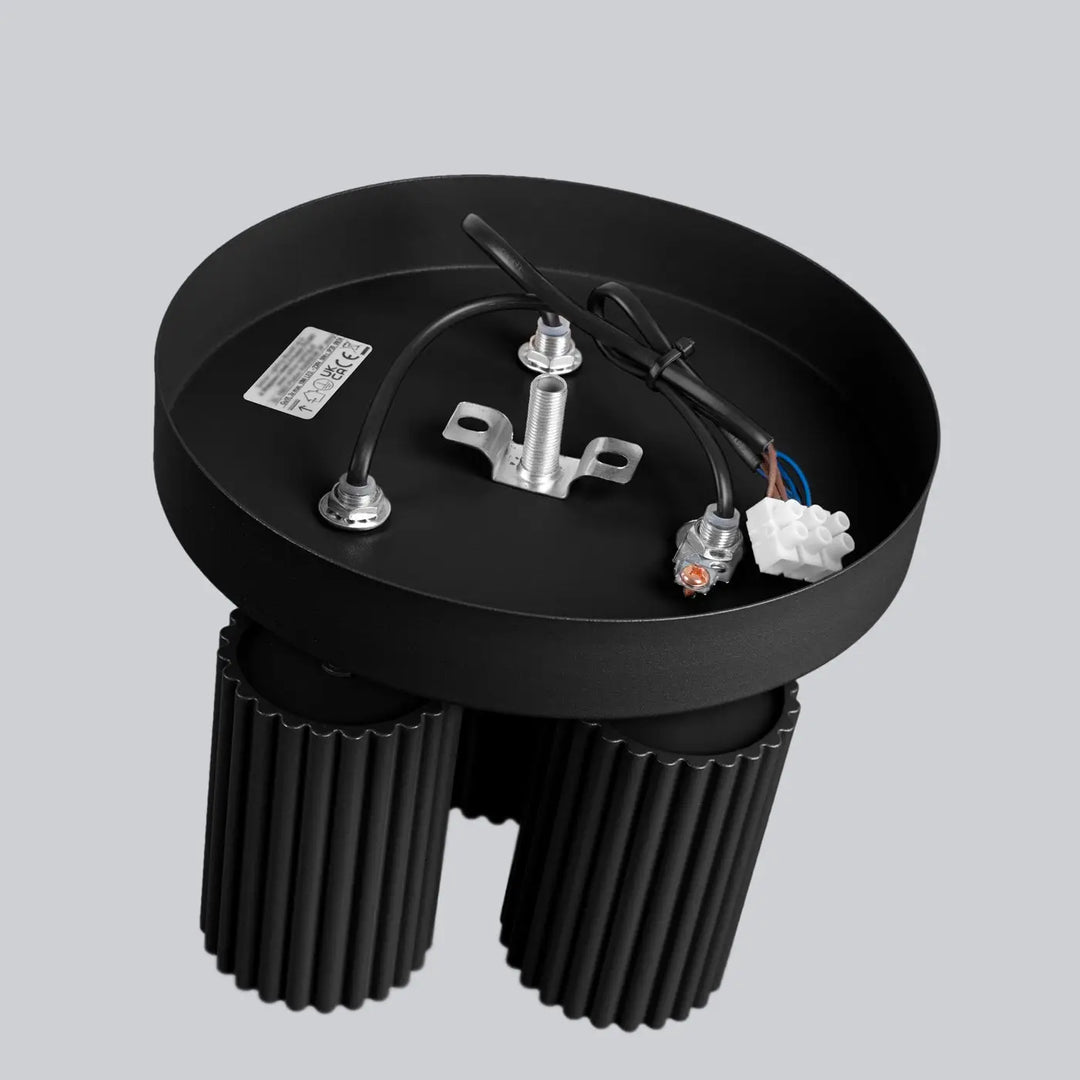 Plafonnier karbon allie noir avec supports cylindriques cannelés et ampoules gu10 interchangeables au design minimaliste