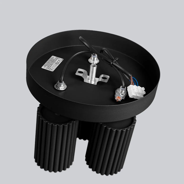 Plafonnier karbon allie noir avec supports cylindriques cannelés et ampoules gu10 interchangeables au design minimaliste