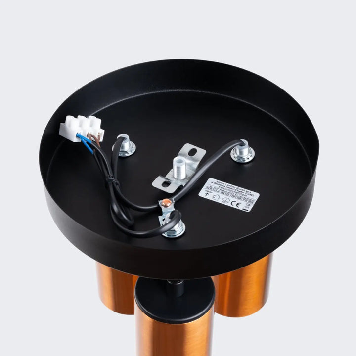 Plafonnier winx noir avec abat-jours cylindriques cuivre et câblage visible pour lampe winx allie design
