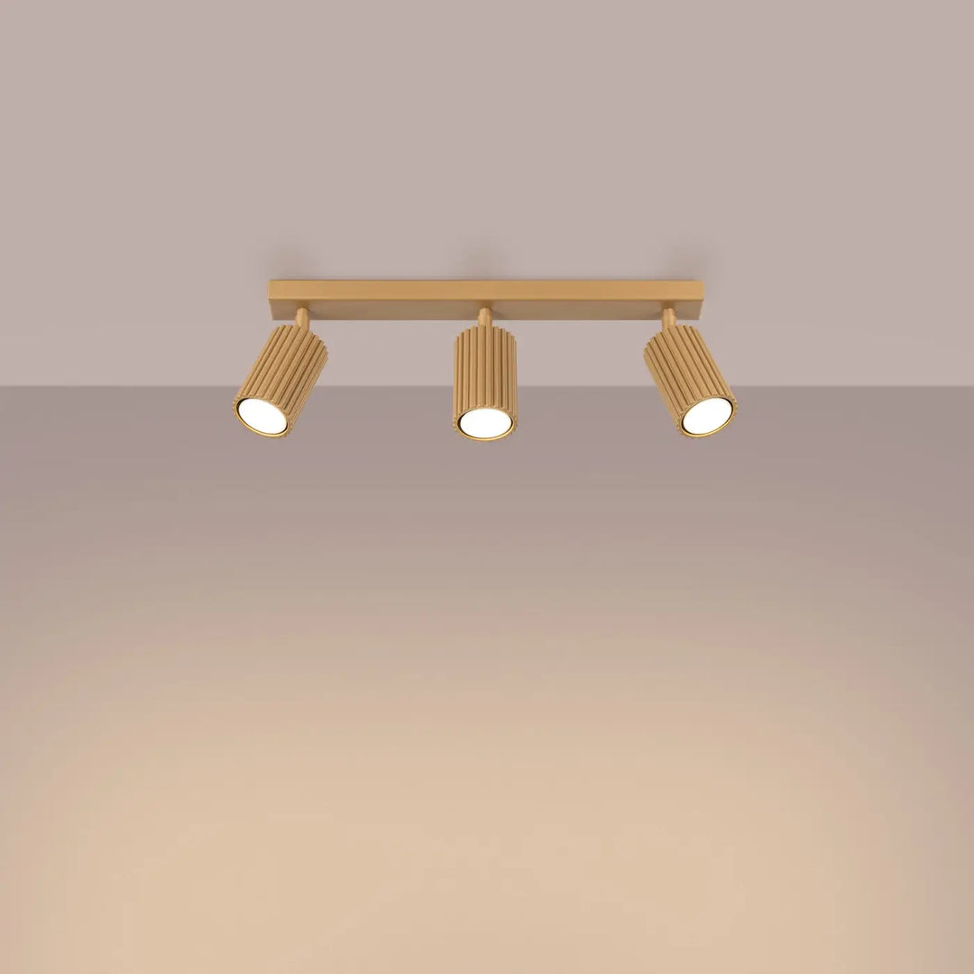 Plafonnier karbon allie design minimaliste en or avec trois ampoules gu10 interchangeables cylindriques et rainurées