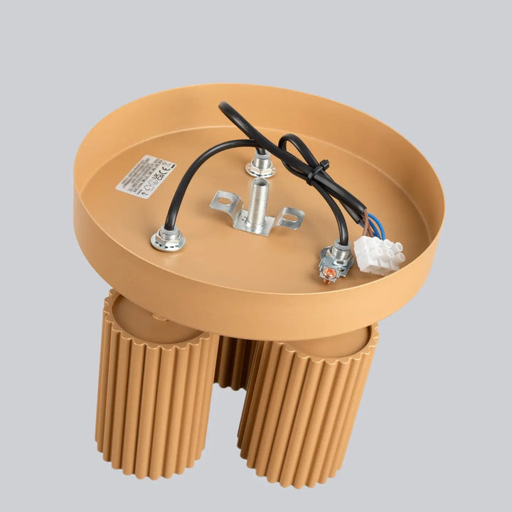 Plafonnier karbon allie design minimaliste en tan avec trois bases cylindriques striées pour ampoules gu10 interchangeables