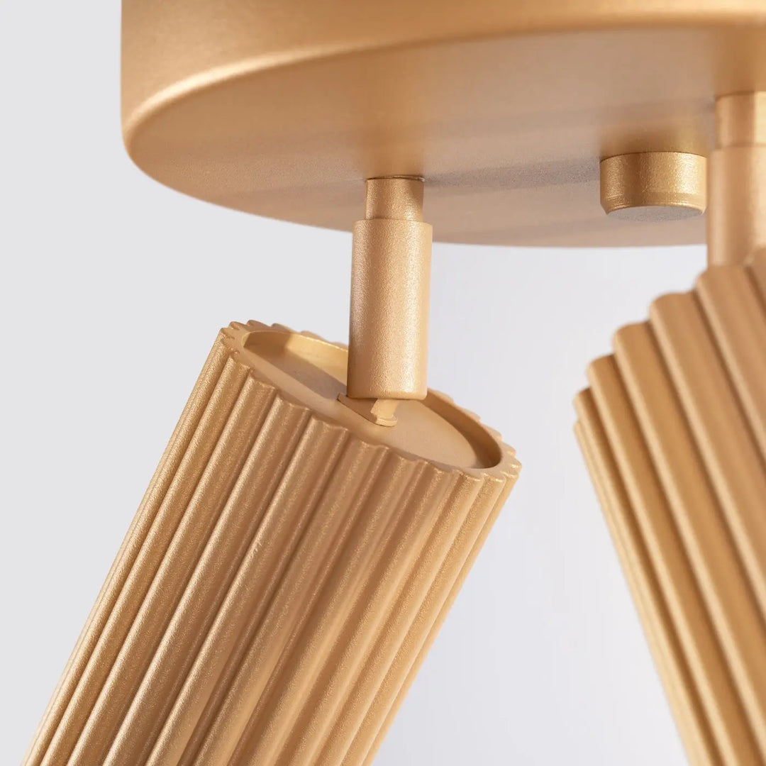 Luminaire plafonnier karbon 3p or avec bras cannelé doré finition métallique design minimaliste et ampoules gu10 interchangeables