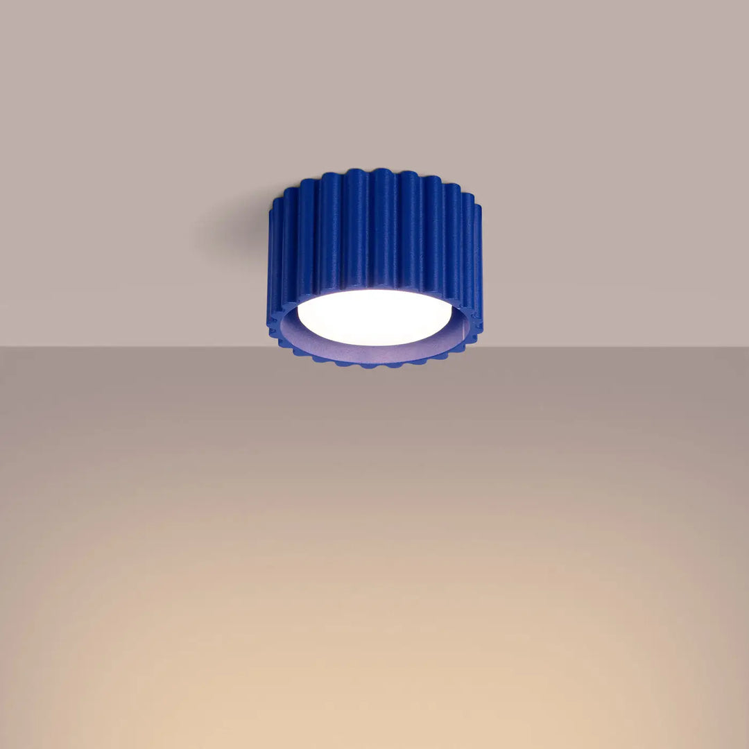 Luminaire plafonnier aura 1 outremer en led bleu vibrant avec forme unique inspirée et design moderne nervuré