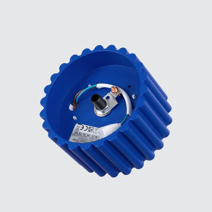 Luminaire plafonnier aura 1 outremer en plastique bleu avec forme unique inspirée et composants internes visibles