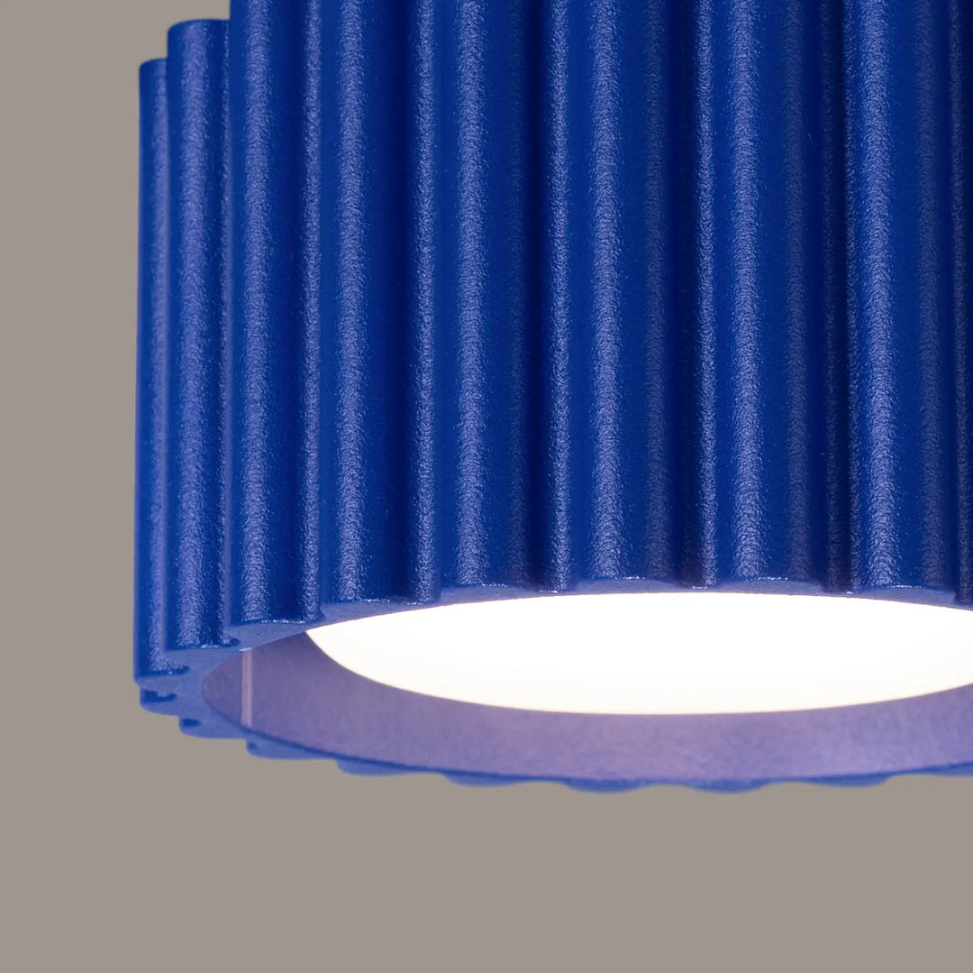 Luminaire plafonnier aura 1 outremer avec forme unique inspirée en métal côtelé bleu cobalt moderne et élégant