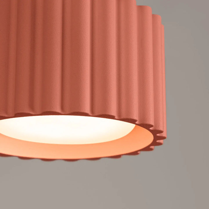 Luminaire plafonnier aura 1 peach avec forme unique inspirée terracotta en tissu côtelé et lumière douce circulaire