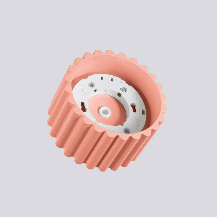 Luminaire plafonnier aura 1 en plastique côtelé corail avec forme unique inspirée et plaque de montage interne blanche