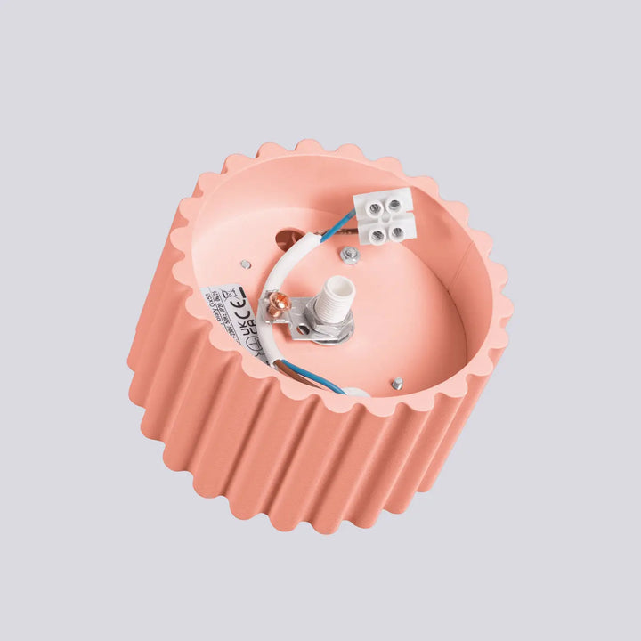 Luminaire plafonnier aura 1 peach en forme unique inspirée avec bord festonné rose pastel et extérieur côtelé visible