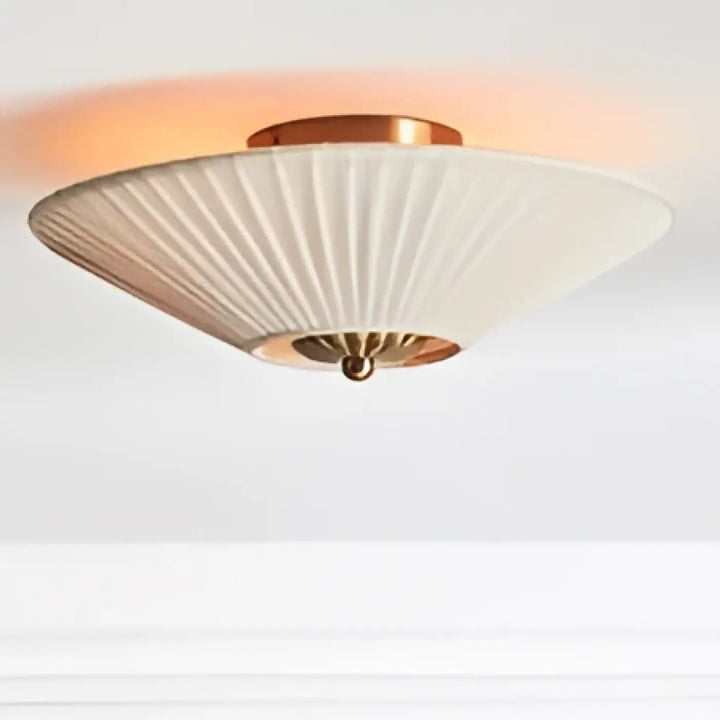 Suspension luminaire akeno avec luminaire plafonnier plissée en verre blanc et accents en metal laiton