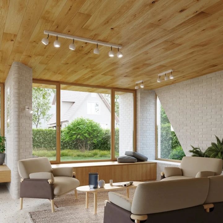 Beige et marron fauteuils avec pieds en bois dans un salon minimaliste sous plafonnier oculare design original blanc