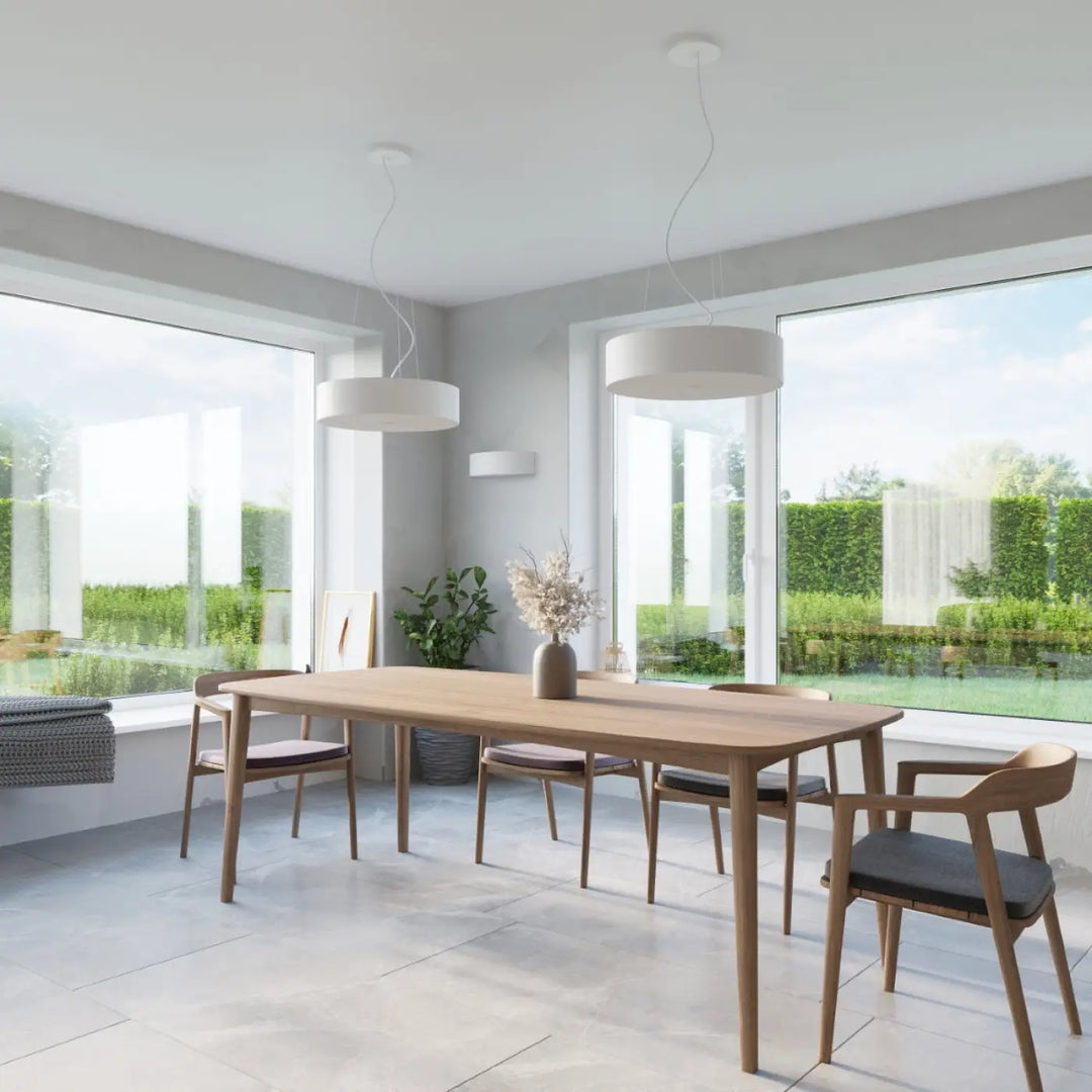 Luminaire plafonnier skala 80 blanc avec table à manger en bois clair design minimaliste et décoration élégante