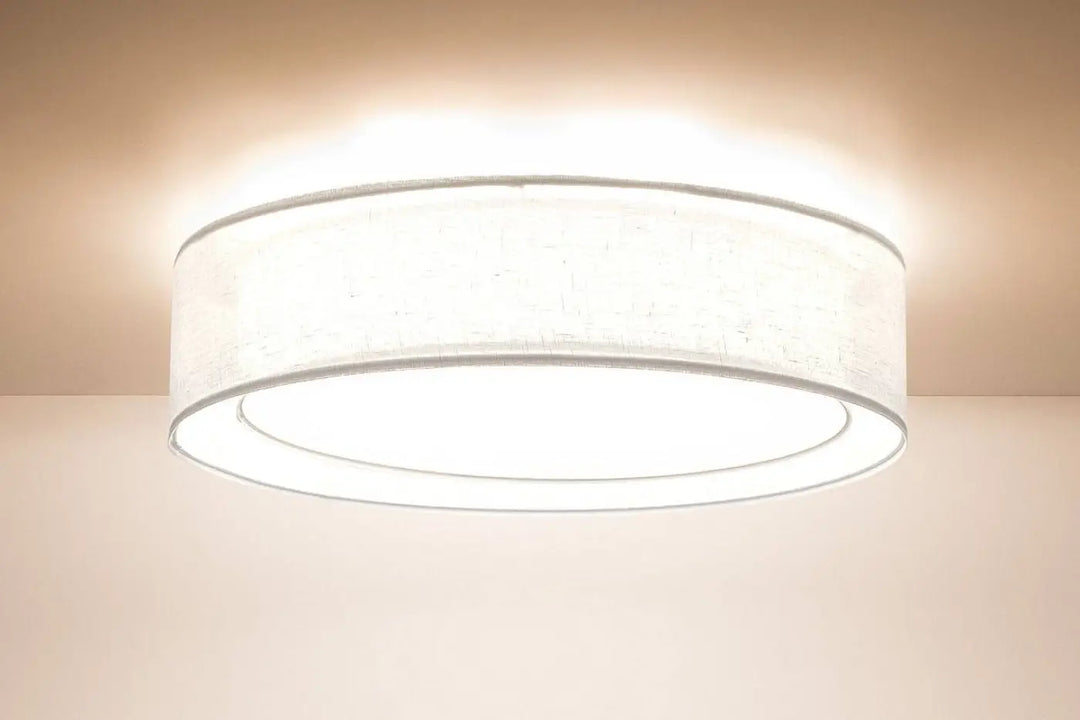 Luminaire plafonnier puro blanc avec abat-jour en tissu blanc et bord métallique pour un plafonnier rond blanc moderne