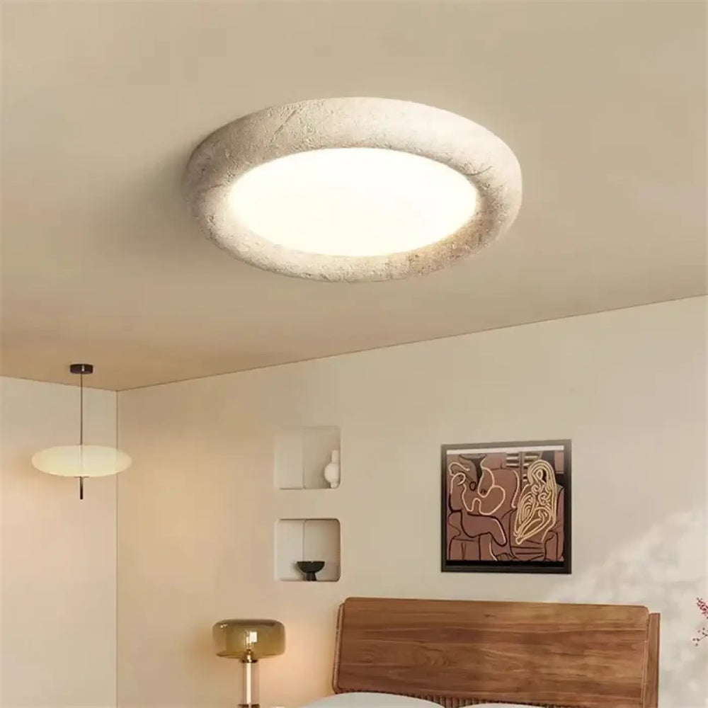 Luminaire plafonnier rond blanc en travertin au style épuré