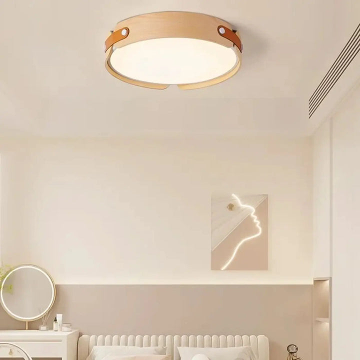 Luminaire plafonnier rond avec cadre en bois naturel et sangles en cuir marron détails inspirés tanox