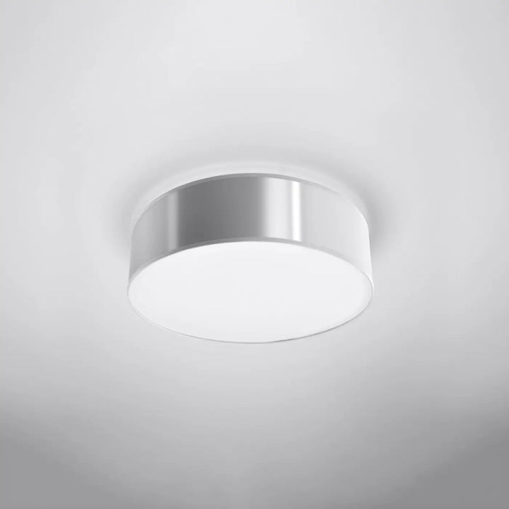 Plafonnier rond arena 35 gris avec cadre métallique argenté et diffuseur blanc pour un éclairage polyvalent et forme riche