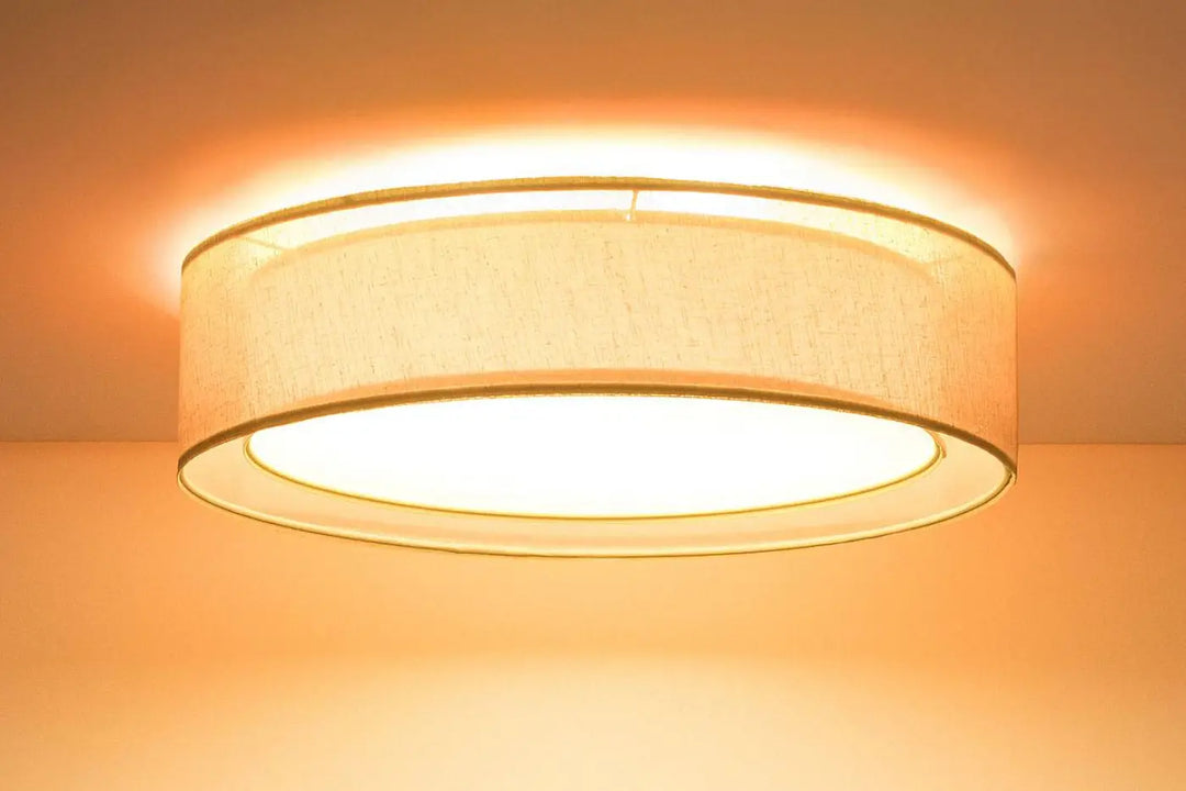 Luminaire plafonnier rond jaune avec abat-jour en tissu beige texturé et fine bordure métallique