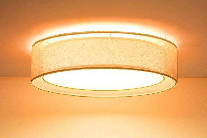 Luminaire plafonnier rond jaune avec abat-jour en tissu beige texturé et fine bordure métallique