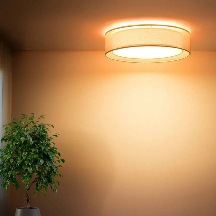 Luminaire plafonnier rond jaune avec abat-jour en tissu offrant une lumière chaleureuse et design contemporain